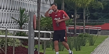 Diego Alves ironiza assédio de câmeras após polêmica e discussão com Dorival: "Isso tudo é para mim?"