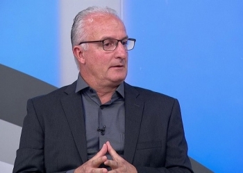 Dorival pensa em título, mas lamenta rodada "terrível" após derrota: "Não jogamos nada"