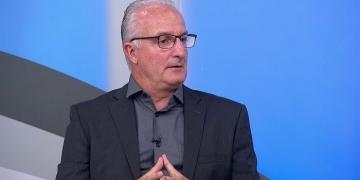Dorival pensa em título, mas lamenta rodada "terrível" após derrota: "Não jogamos nada"