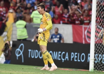 Feliz aniversário: Henrique Dourado marca, César pega pênalti, e Flamengo vence Santos no Maracanã