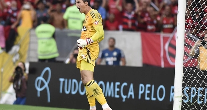 Feliz aniversário: Henrique Dourado marca, César pega pênalti, e Flamengo vence Santos no Maracanã