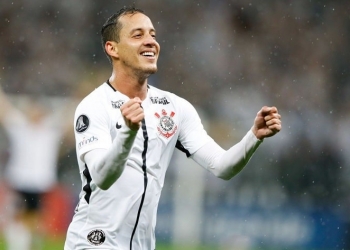 Flamengo pensa em 2019 e mira Rodriguinho para vaga de Paquetá