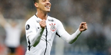 Flamengo pensa em 2019 e mira Rodriguinho para vaga de Paquetá