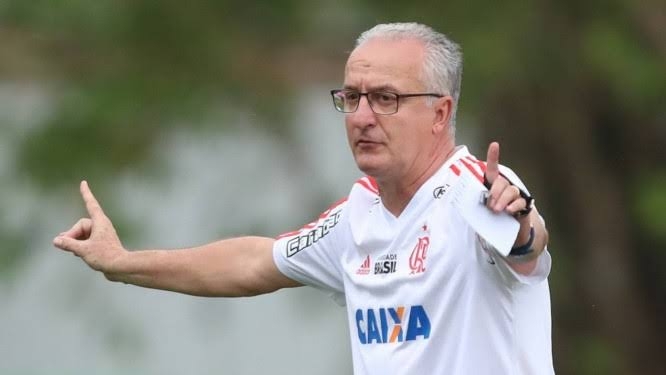 Números e futebol ajudam, mas política 'ignora' Dorival Jr no Flamengo