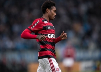 Vitinho minimiza vaias, diz estar correspondendo e mira metas coletivas