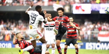 Vitinho perde gol feito no fim, São Paulo e Flamengo empatam por 2 a 2, e Palmeiras fica mais perto do título