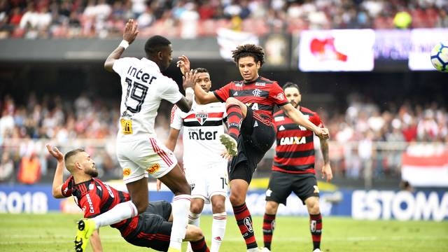 Vitinho perde gol feito no fim, São Paulo e Flamengo empatam por 2 a 2, e Palmeiras fica mais perto do título