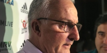 Dorival diz que Fla não jogou bem, mas vê expulsão como "nova motivação" para buscar a vitória