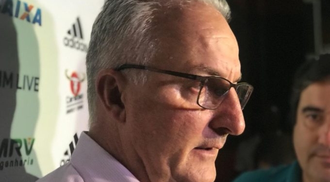 Dorival diz que Fla não jogou bem, mas vê expulsão como "nova motivação" para buscar a vitória