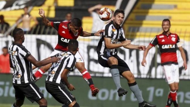 Média de policiais em Botafogo x Flamengo supera Libertadores e padrão de clássicos