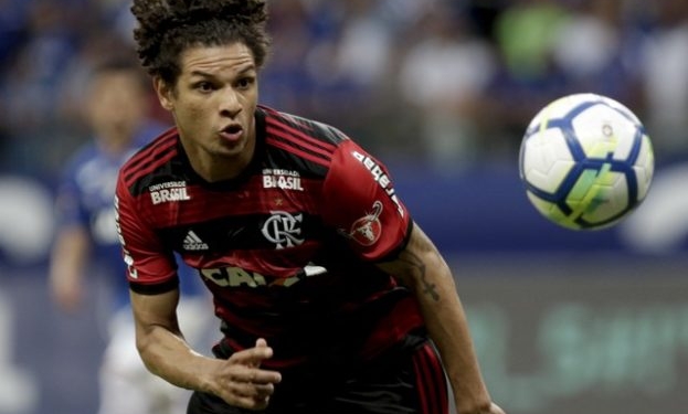 Apesar da concorrência interna, São Paulo continua otimista na contratação de Willian Arão