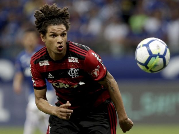 Apesar da concorrência interna, São Paulo continua otimista na contratação de Willian Arão