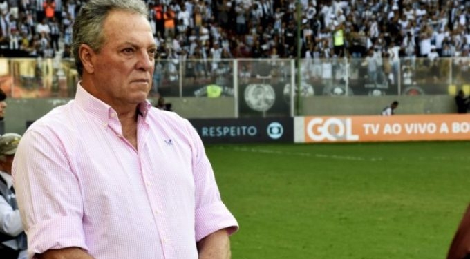 Abel dá preferência ao Flamengo em relação ao Santos por proximidade da família