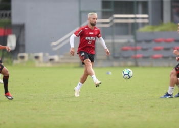 Com Maracanã lotado, Flamengo enfrenta Atlético-PR no encerramento da temporada