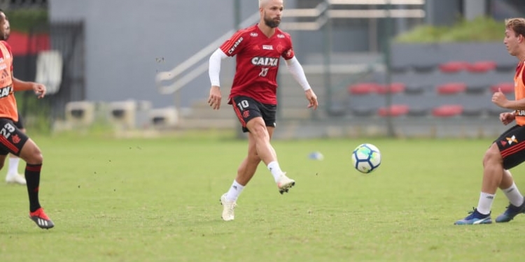 Com Maracanã lotado, Flamengo enfrenta Atlético-PR no encerramento da temporada