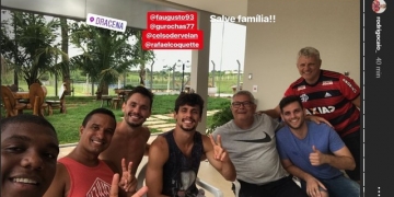 Com fogos e hino do Flamengo, Rodrigo Caio festeja acerto ao lado da família: "Honrado demais"