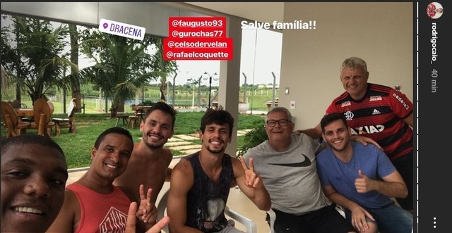 Com fogos e hino do Flamengo, Rodrigo Caio festeja acerto ao lado da família: "Honrado demais"