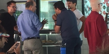 Depois de exames, Rodrigo Caio aparece na Gávea para assinar contrato com o Flamengo