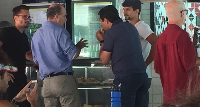 Depois de exames, Rodrigo Caio aparece na Gávea para assinar contrato com o Flamengo