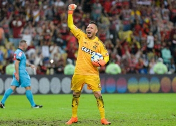 Diego Alves perto de definir permanência