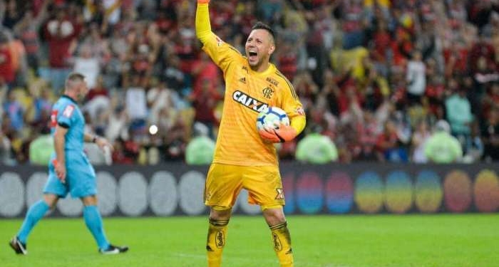 Diego Alves perto de definir permanência