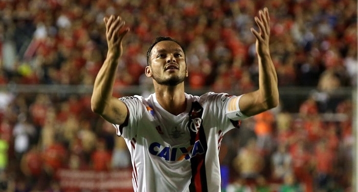 Fla e Inter dão "ok", e transferência depende de acerto entre Réver e Galo