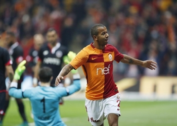 Flamengo abre conversas para repatriar o lateral-direito Mariano, do Galatasaray