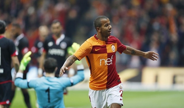 Flamengo abre conversas para repatriar o lateral-direito Mariano, do Galatasaray