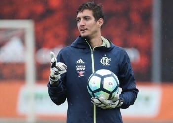 Flamengo encaminha ida de goleiro Thiago ao Atlético-GO