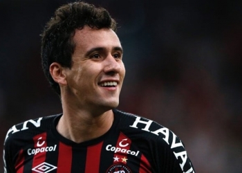 Flamengo faz contato com o Atlético-PR e manifesta interesse em contar com atacante Pablo
