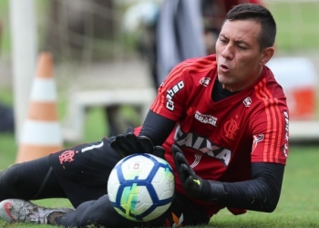 Nova diretoria do Fla prioriza conversa com Diego Alves, mas monitora mercado