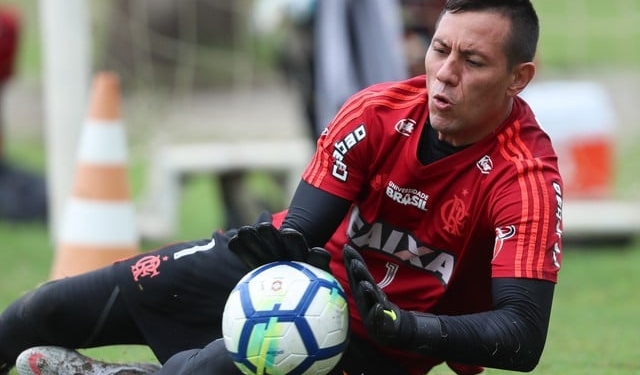Nova diretoria do Fla prioriza conversa com Diego Alves, mas monitora mercado