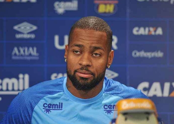 Presidente do Cruzeiro diz que Flamengo fez proposta pelo zagueiro Dedé