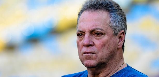 Abel tem missão de lidar com trauma no Fla e transformar dinheiro em título