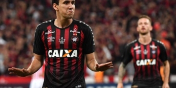 Flamengo oficializa interesse no atacante Pablo e envia proposta; Athletico pede mais