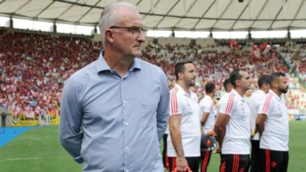 Transição jurídica flui, mas Flamengo tem impasse com dívida de Dorival Jr