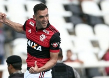 Sem Réver e disposto a liberar Rhodolfo, Fla irá ao mercado por zagueiros