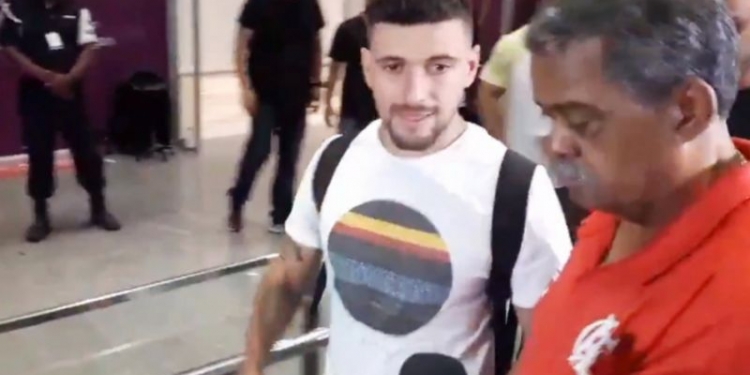 Arrascaeta desembarca no Rio para assinar com o Flamengo