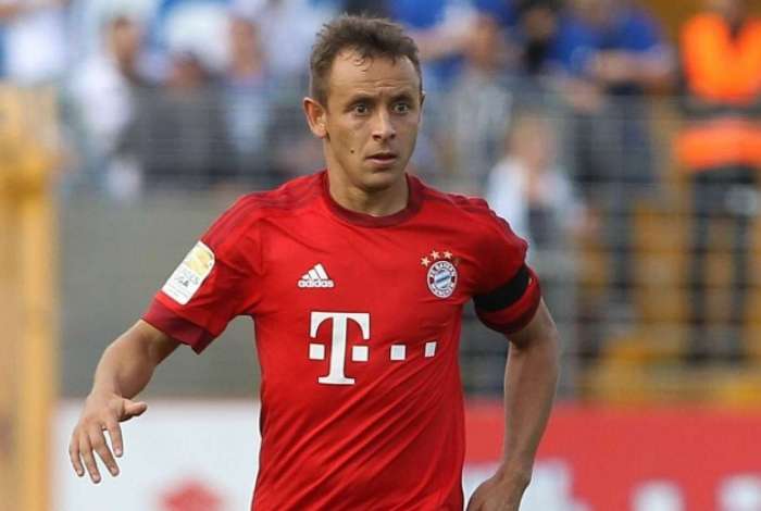 Contrato entre Flamengo e Rafinha está em fase final, mas lateral só deve atuar em agosto