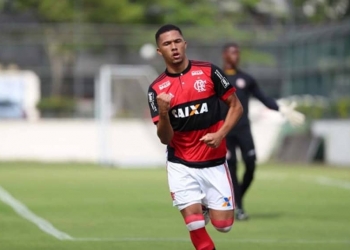 Convocado por Abel, Vitor Gabriel se junta ao grupo principal do Flamengo