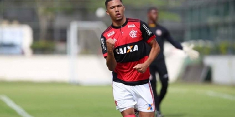 Convocado por Abel, Vitor Gabriel se junta ao grupo principal do Flamengo
