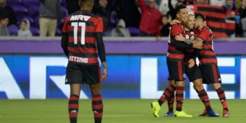 Diego Alves e Uribe respondem voto de confiança com boas defesas e gols