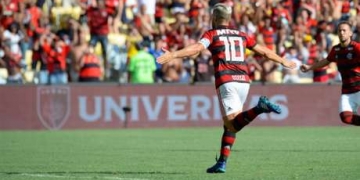 Diego celebra vitória do Flamengo, mas avisa: 'Podemos melhorar'