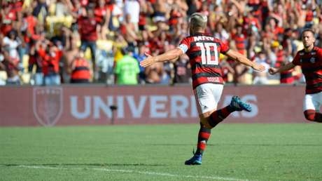 Diego celebra vitória do Flamengo, mas avisa: 'Podemos melhorar'