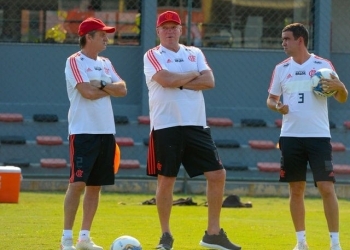 Ainda à caça por um zagueiro, Flamengo estuda datas Fifa para avaliar reposição a Cuéllar e Piris