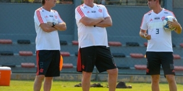 Ainda à caça por um zagueiro, Flamengo estuda datas Fifa para avaliar reposição a Cuéllar e Piris