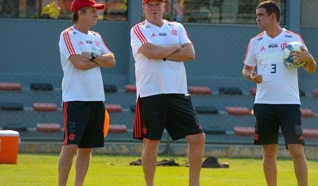 Ainda à caça por um zagueiro, Flamengo estuda datas Fifa para avaliar reposição a Cuéllar e Piris