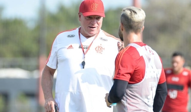 Após debate, Abel implementa novo esquema de concentração mais flexível no Flamengo
