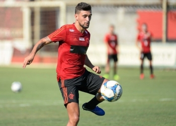 Arrascaeta é regularizado e fica à disposição de Abel para estrear pelo Flamengo