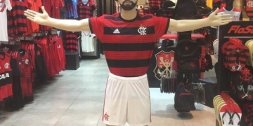 Camisa 9 de Gabigol esgota em lojas do Flamengo, e boneco em tamanho real faz sucesso